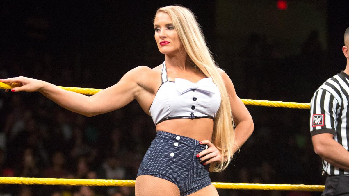 10. Lacey Evans - wide 9