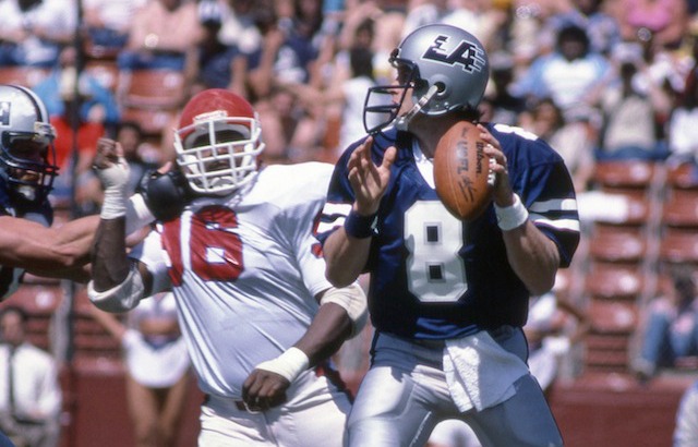 Steve Young scans the field with the LA Express of the USFL Photo USATSI